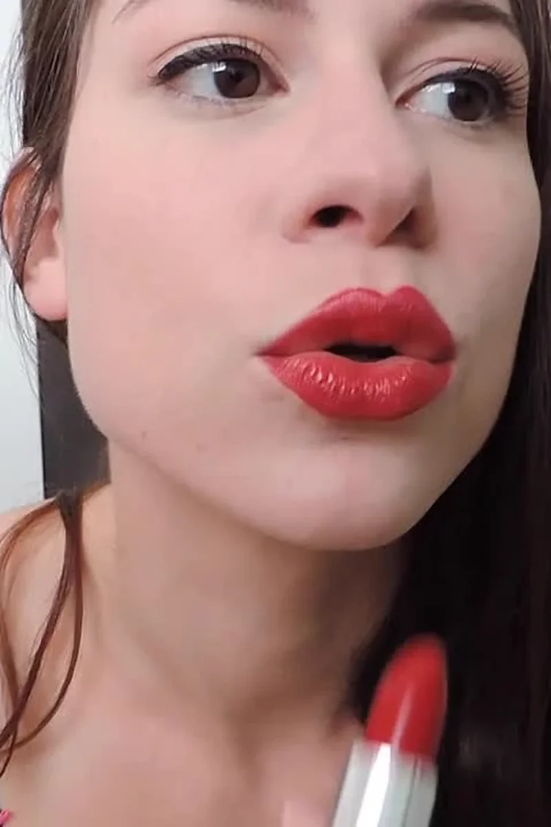 Red Lips - Screenshot 1 of 4 - Kissing