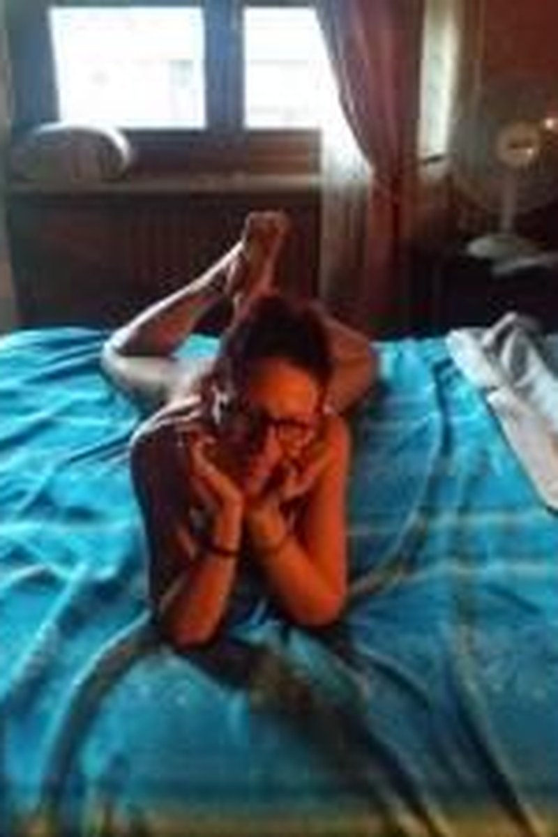The Pose - Screenshot 1 of 4 - Babes