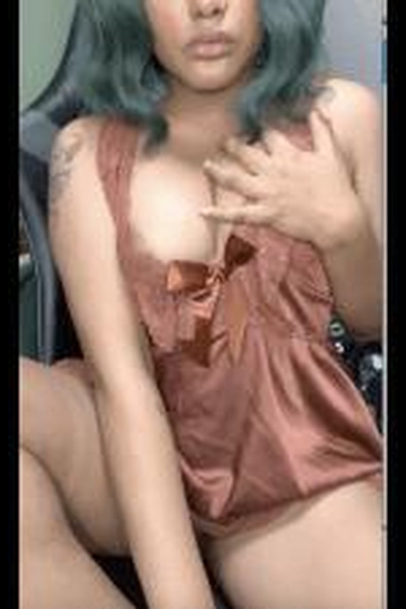 Titty Play - Screenshot 1 of 4 - 20-23 Years Old