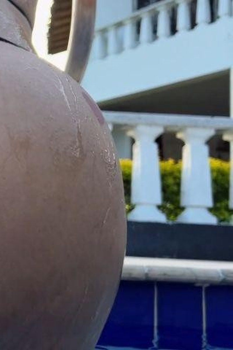 Ass Clapping Poolside - Screenshot 1 of 4 - Ass Fetish