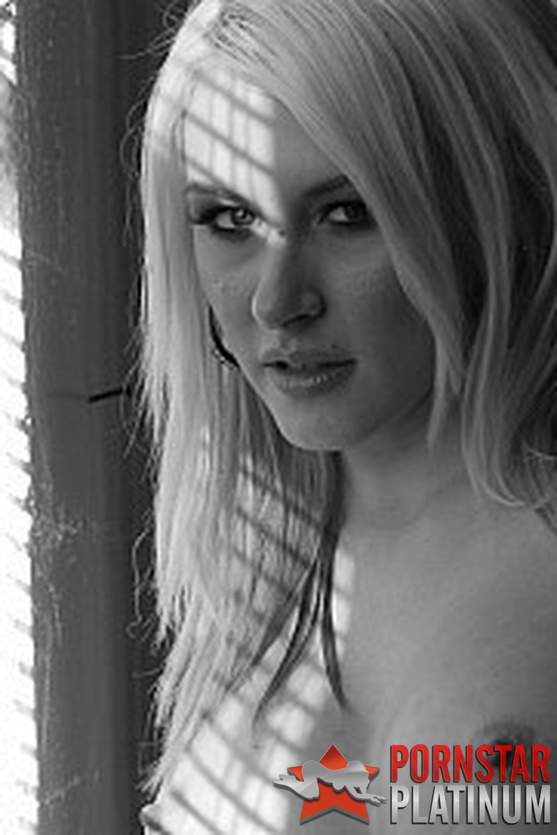Lights Out - Screenshot 1 of 4 - Blond Hair