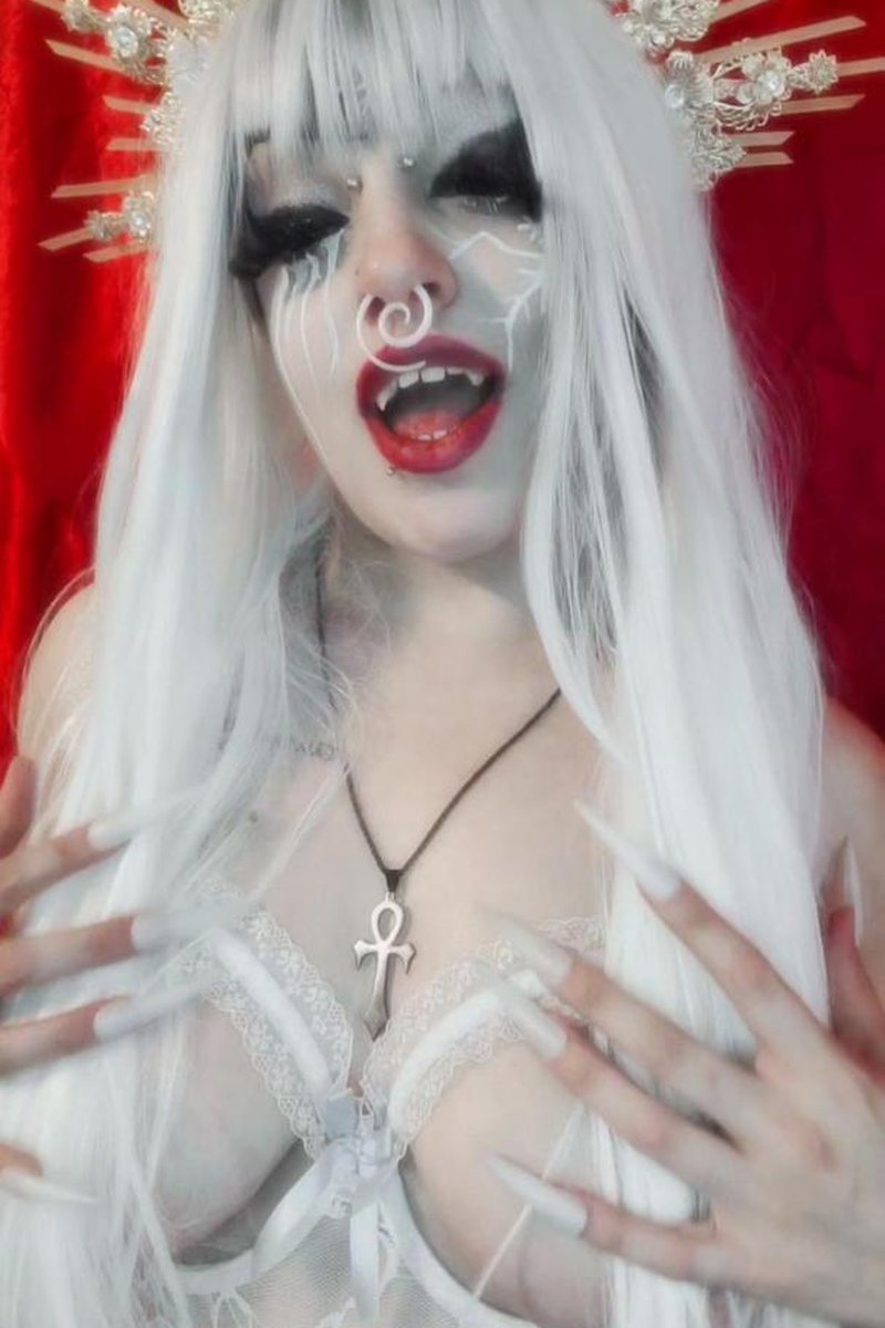 Ice Queen - Screenshot 1 of 4 - Alternative Girl