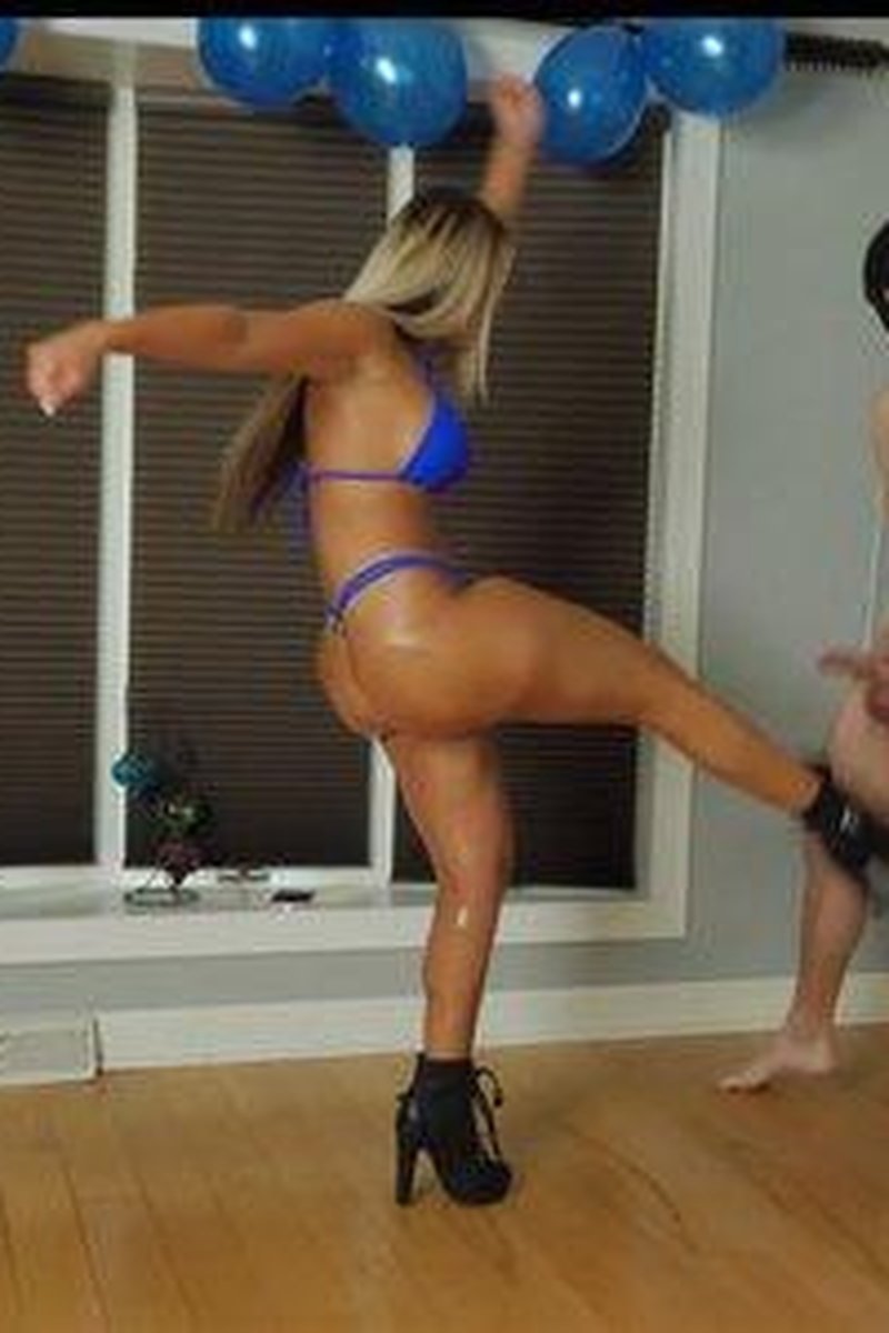 Ava - Oiled Ballbusting - Screenshot 1 of 4 - Big Ass