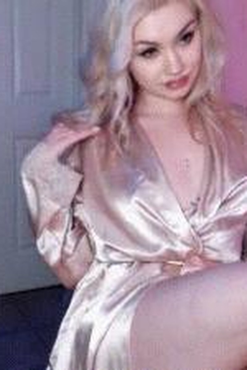 Silk Robe And Fluffy Pink Slippers For Foot Simps - Screenshot 1 of 4 - Foot Fetish