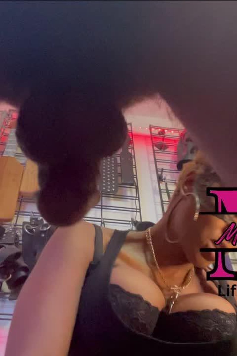 Ballbusting Chastity From Behind - Screenshot 1 of 4 - Femdom