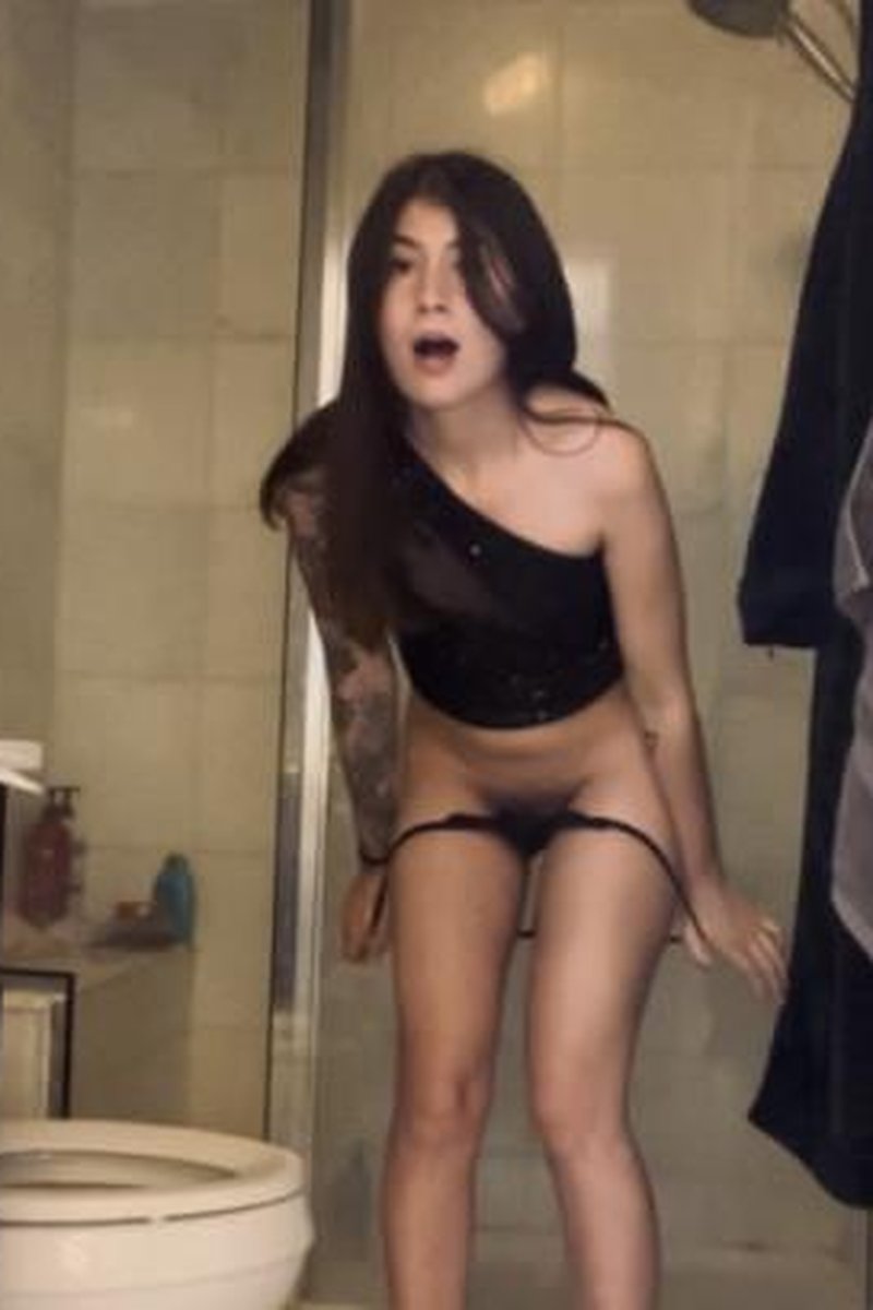 Desperate Introduction - Screenshot 1 of 4 - Bathroom