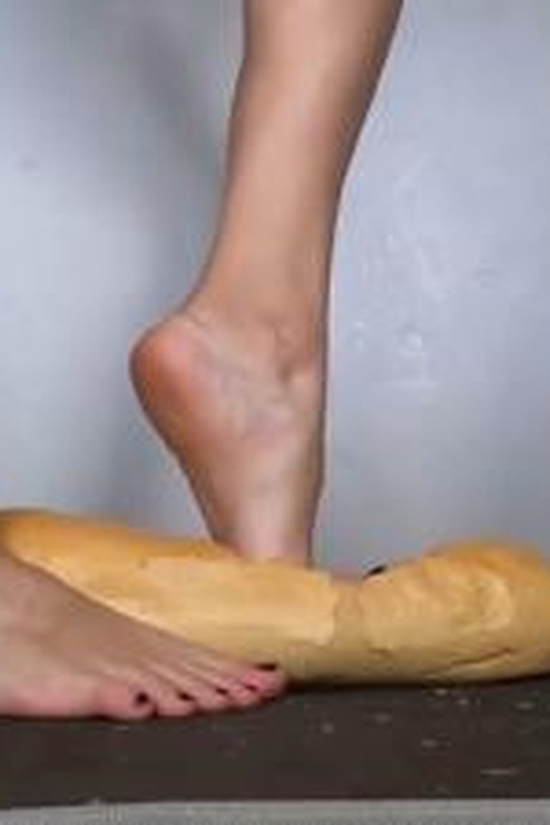 Barefoot Bread Compression 4K - Screenshot 1 of 4 - Food