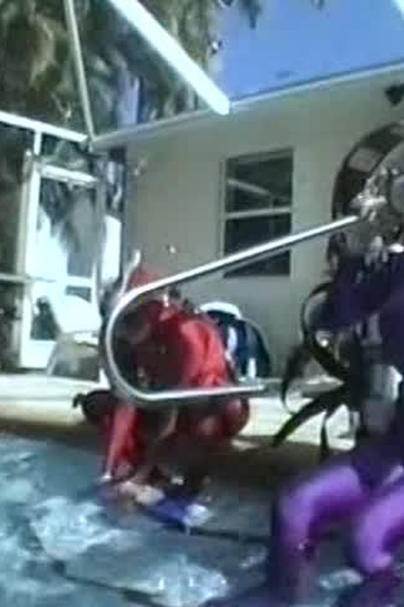 Scuba Cat Fight - Sarah vs Jo - Screenshot 1 of 4 - Action & Fighting