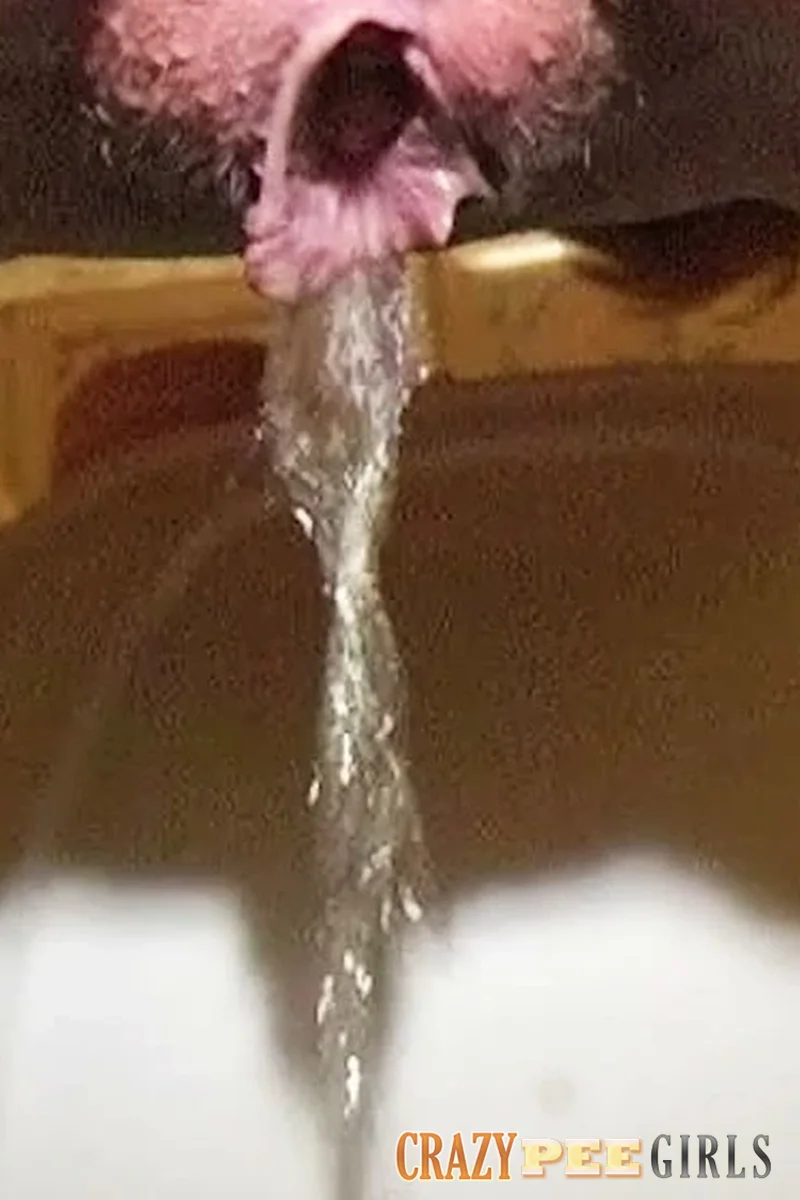 Cute Redhead Peeing - Screenshot 1 of 4