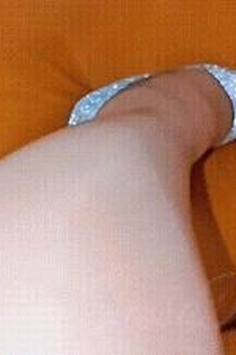 Mesmerized By Nylons - Screenshot 1 of 4 - Broken