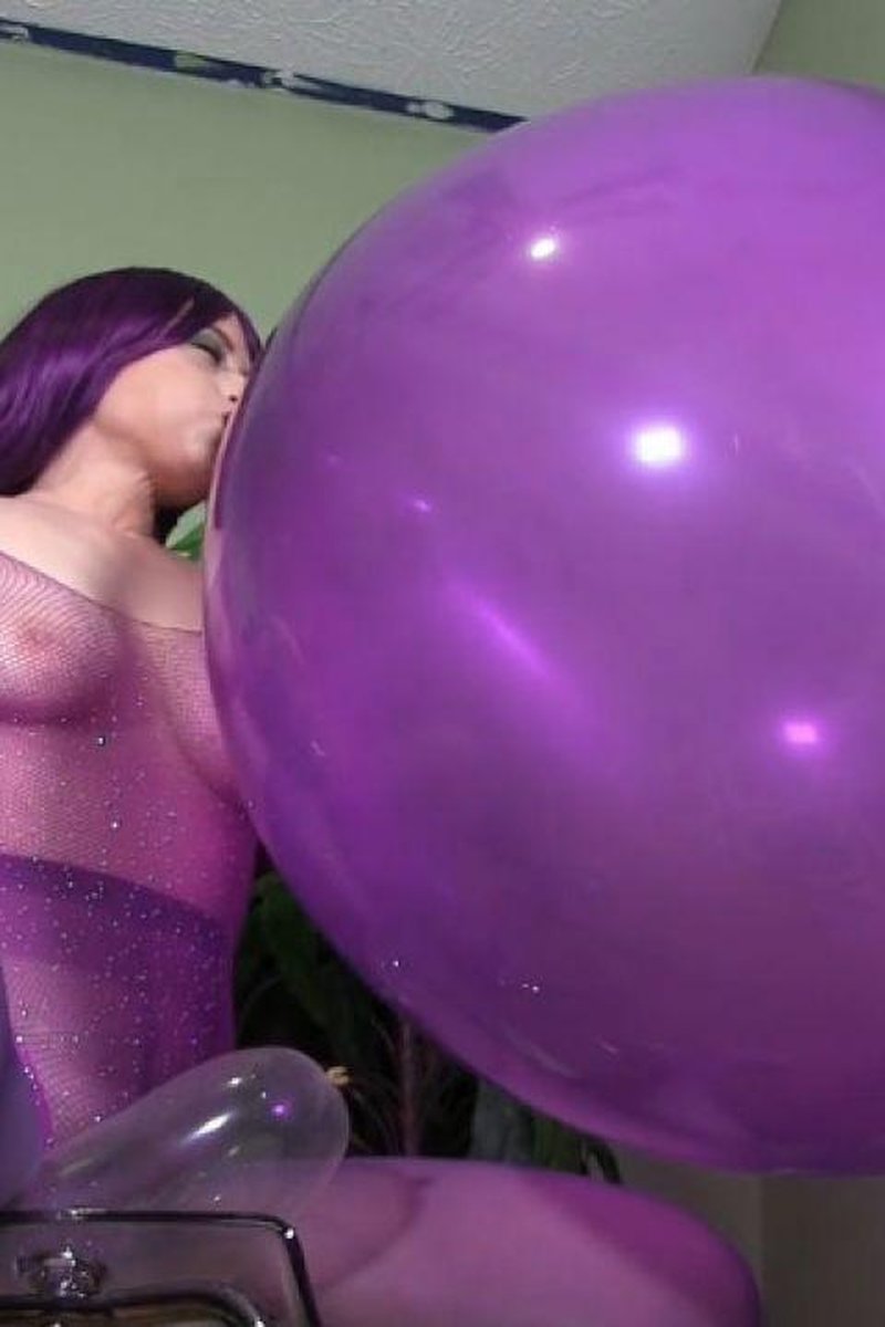 Galas Looner Purple Balloons B2P & Sit Pop - HD - Screenshot 1 of 4 - Balloon Fetish