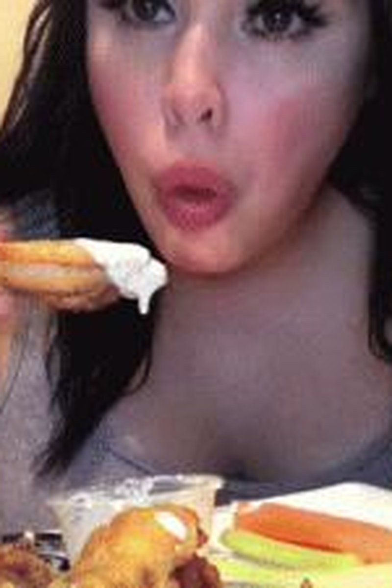 Messy And Loud Eating Chicken Wings Mukbang - Screenshot 1 of 4 - ASMR