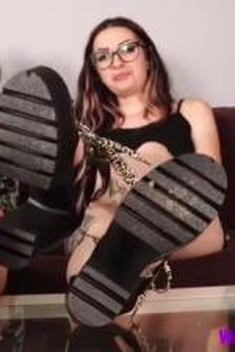 Chunky High Heels - Screenshot 1 of 4 - Foot Fetish