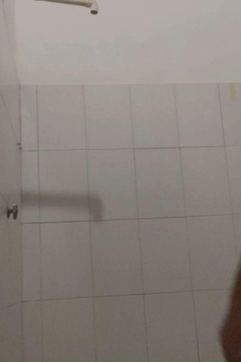 Taking A Shower - Screenshot 1 of 4 - Amateur