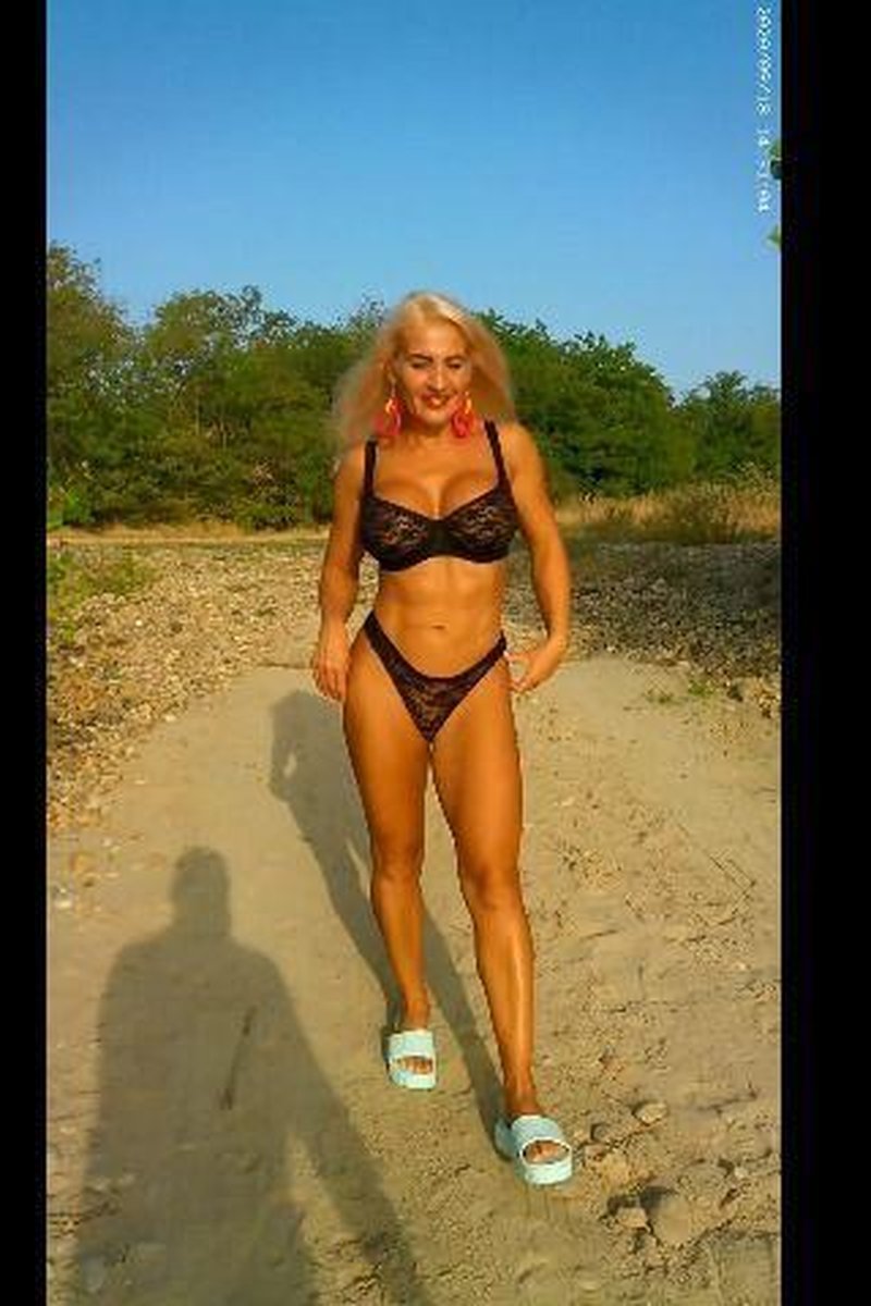 Public Striptease - Screenshot 1 of 4 - Big Clit