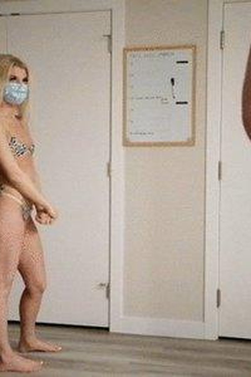Bikini Ballbusting By Sofia - Screenshot 1 of 4 - Bikini Ballbusting