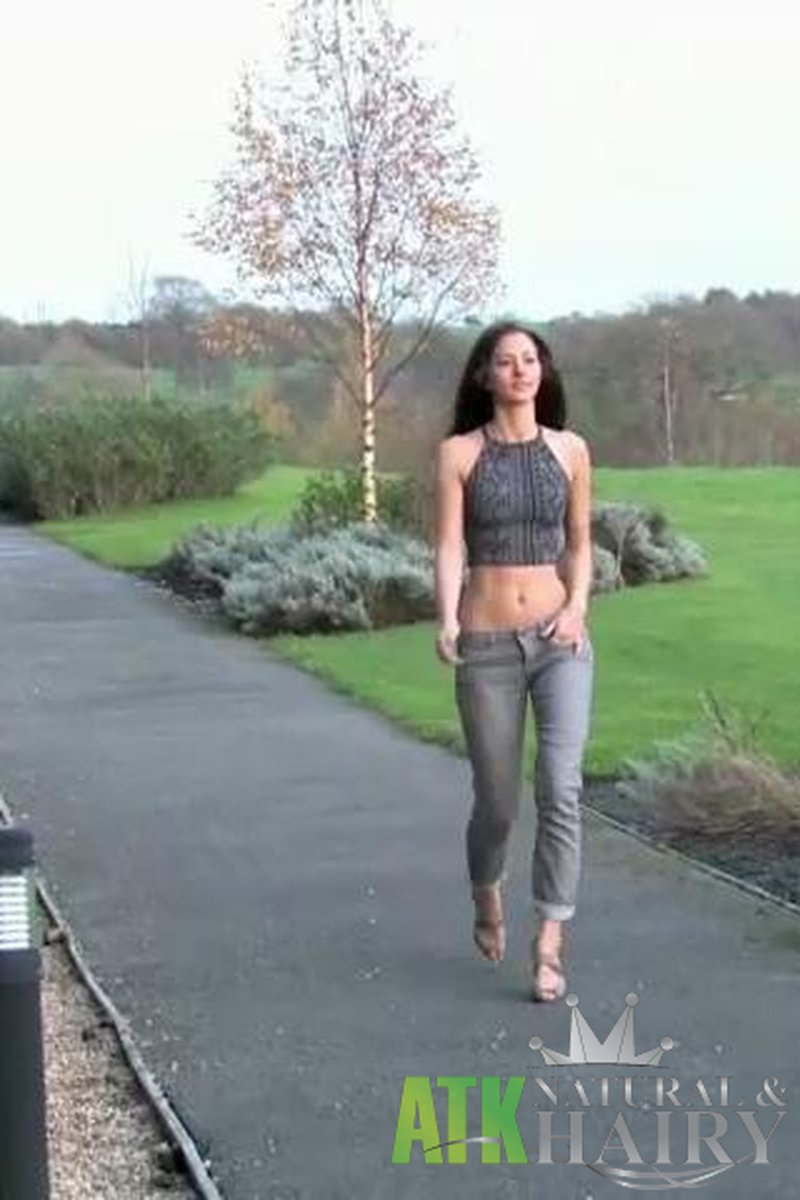 Lizzie - Interview - Screenshot 1 of 4 - Brown Hair