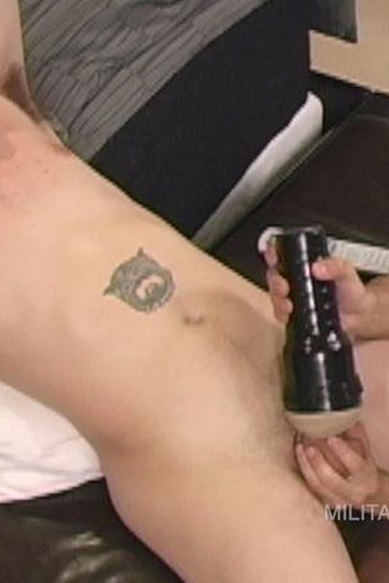 Brady / Handjob - Screenshot 1 of 4 - Gay