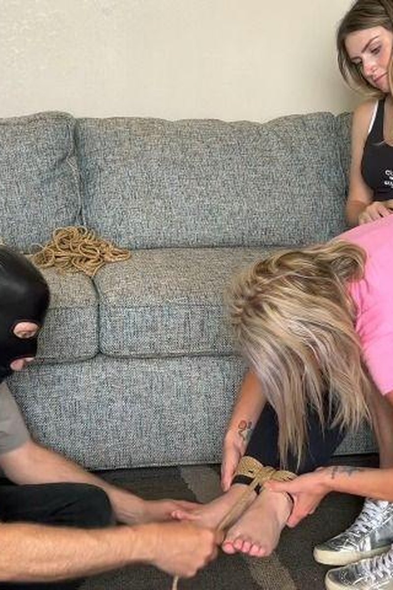 Step-Sisters Step-Sons - Screenshot 1 of 4 - BDSM