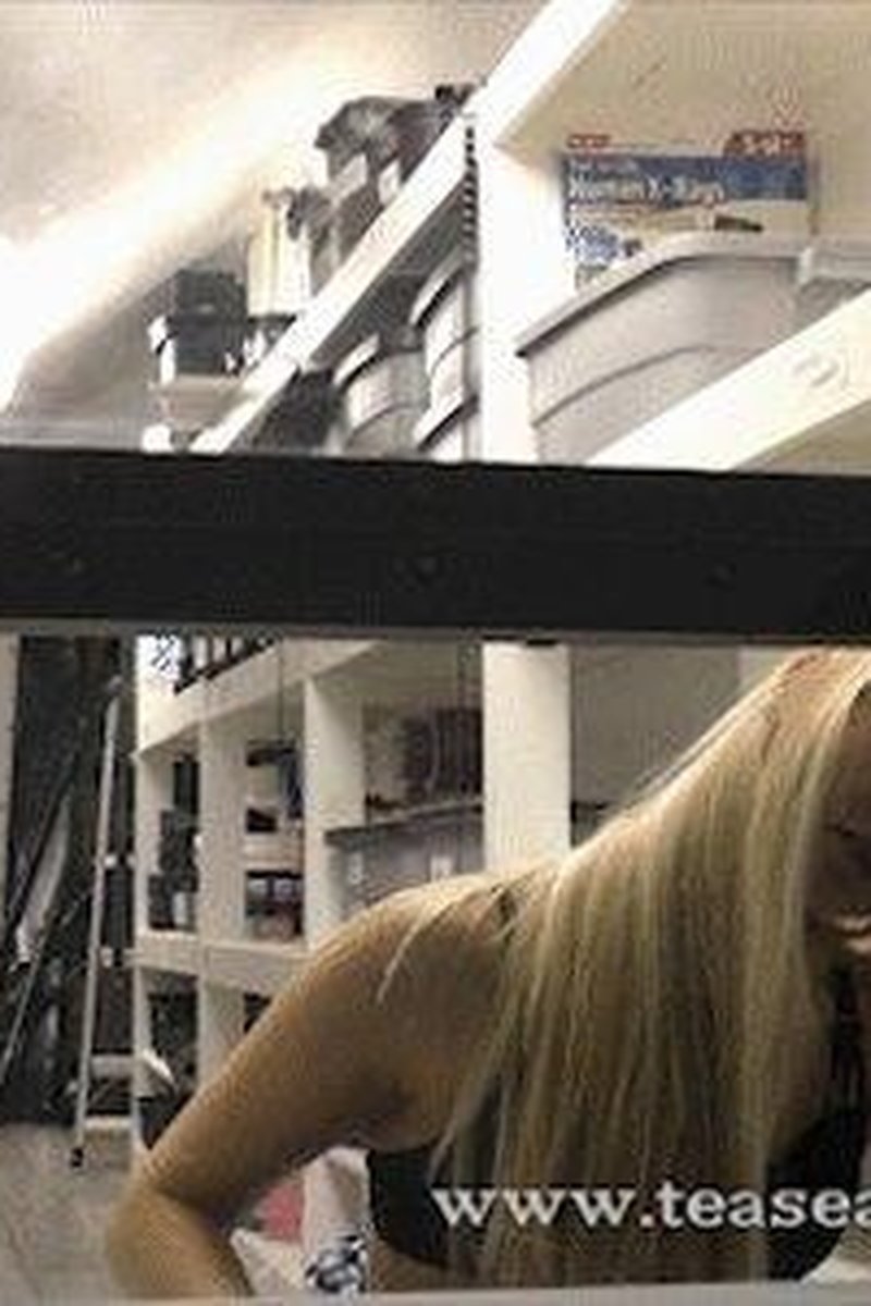 Prisoner Striptease - Screenshot 1 of 4 - Bondage