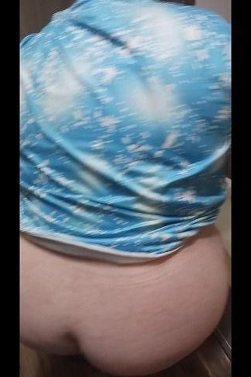 Cleaning Floor Buttcrack - Screenshot 1 of 4 - Ass Worship