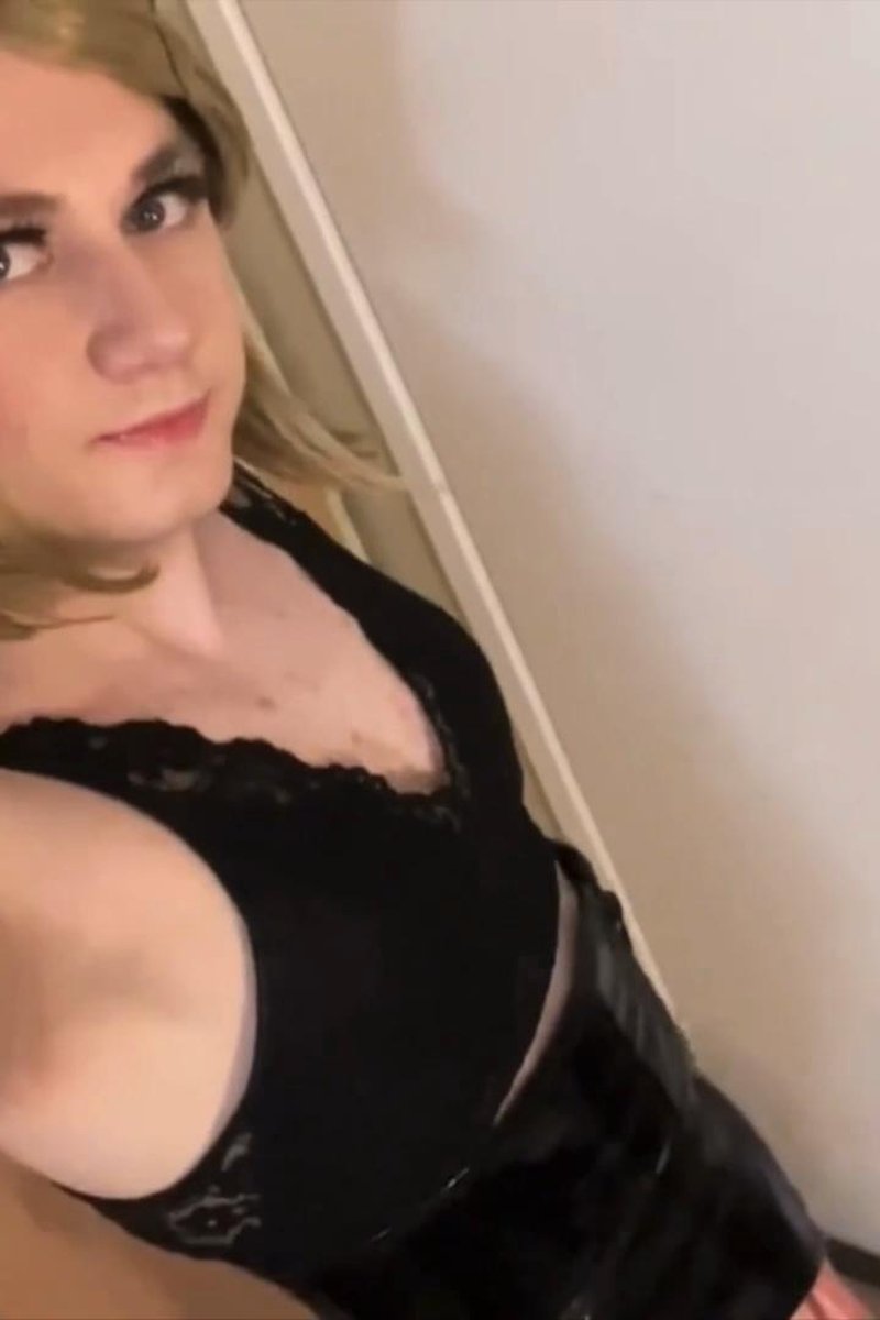 Ripped Fishnets - Screenshot 1 of 4 - Babes