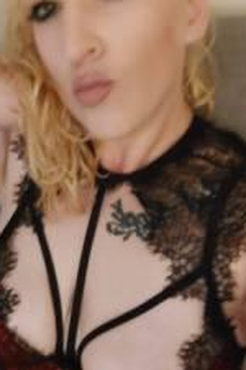 Playing Around - Screenshot 1 of 4 - Blonde Hair (Female)