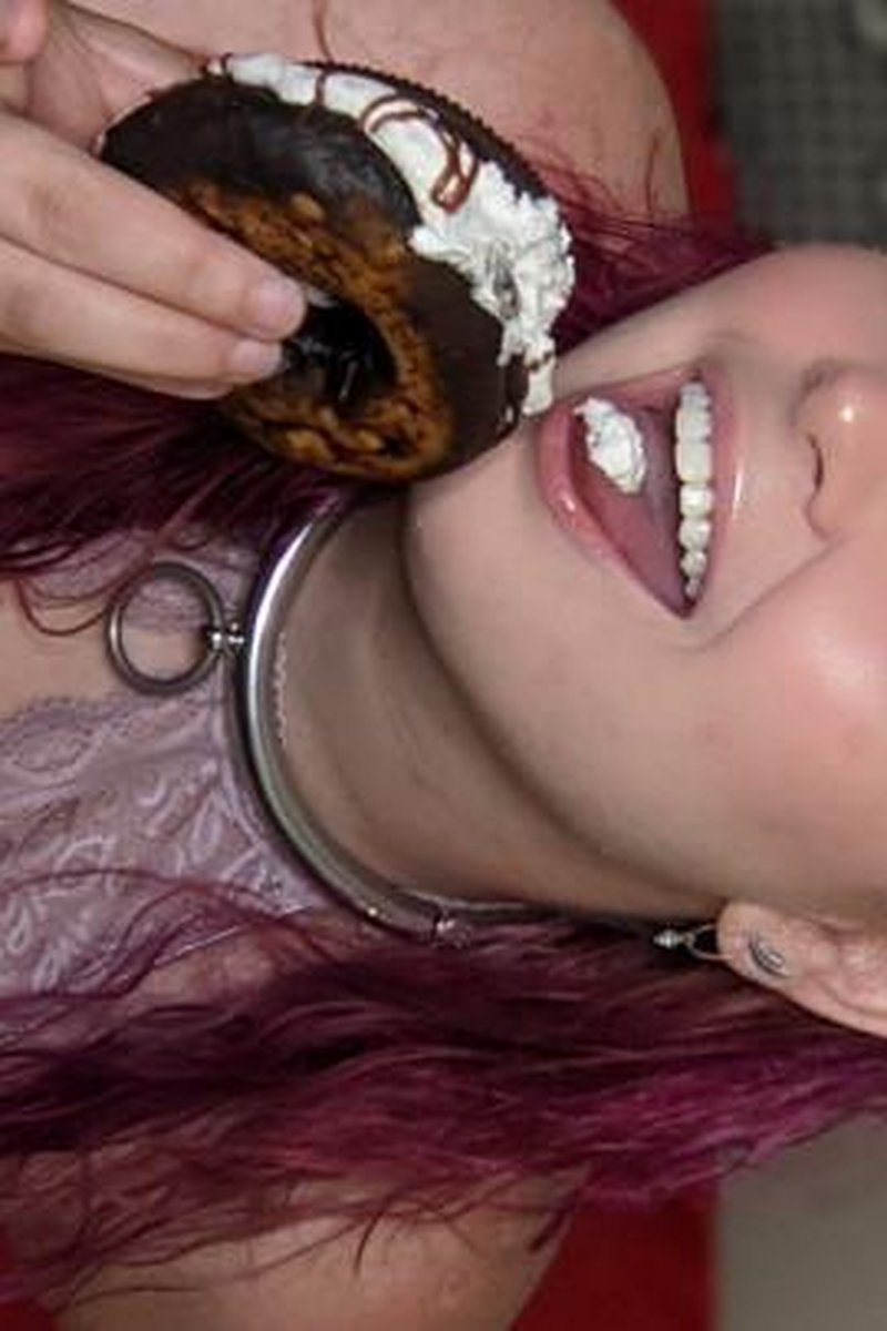 BBW Eats Oreo Donut - Screenshot 1 of 4 - BBW