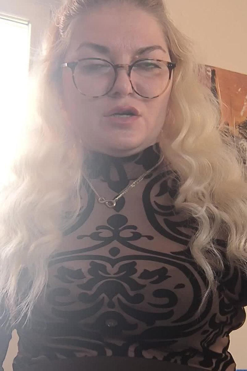 Dangling While Bouncing Breast - Screenshot 1 of 4 - Cigarette Dangling