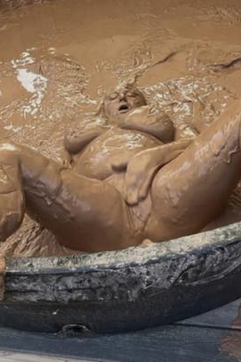 Mud Seduction - Screenshot 1 of 4 - BBW