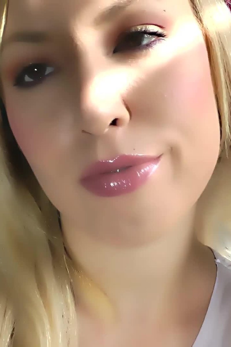 Mesmerizing Lip - Screenshot 1 of 4 - Kissing