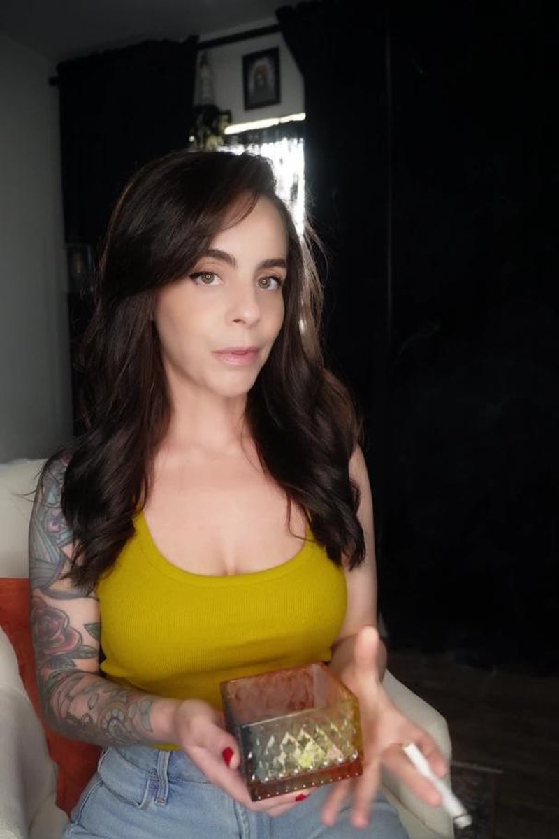 Smoke Break Time - Screenshot 1 of 4 - Brown Hair