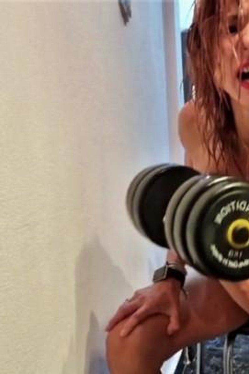Eva Redfire - Try To Beat My Bicep - Screenshot 1 of 4 - Bicep Curls