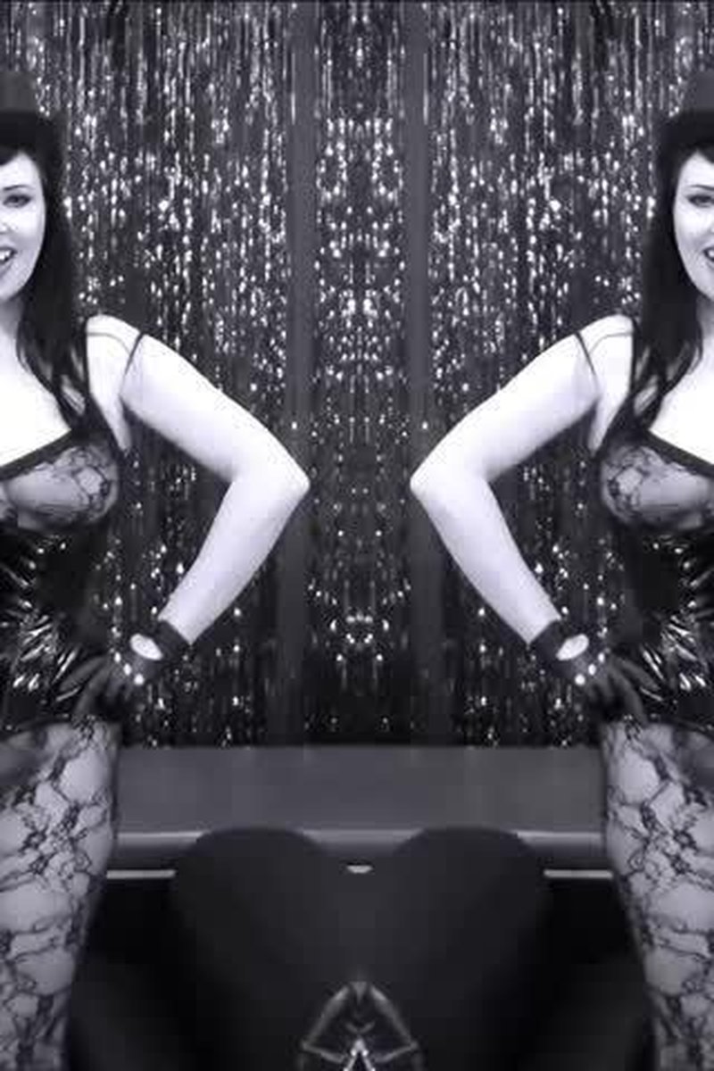 Mesmerizing Burlesque Dancer - Screenshot 1 of 4 - Curvy