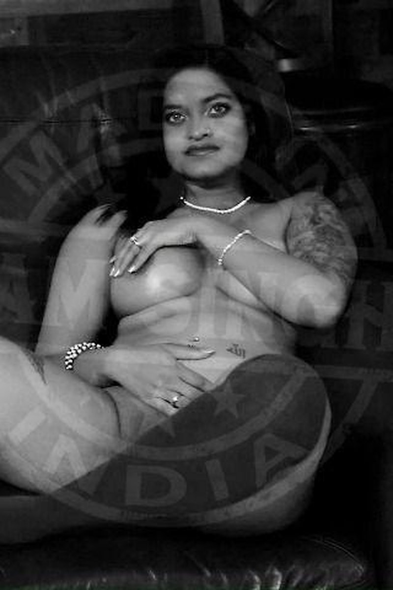 Sam Singh Fingering In Black And White - Screenshot 1 of 4 - Asian