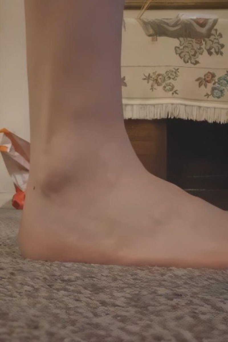 Pink Toenails Walk Part 2 - Screenshot 1 of 4 - Feetlover