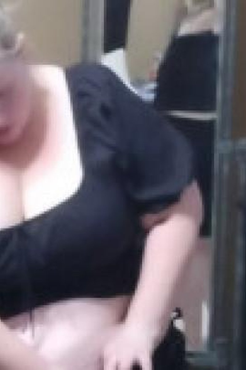 Too Tight Clothes - Screenshot 1 of 4 - BBW