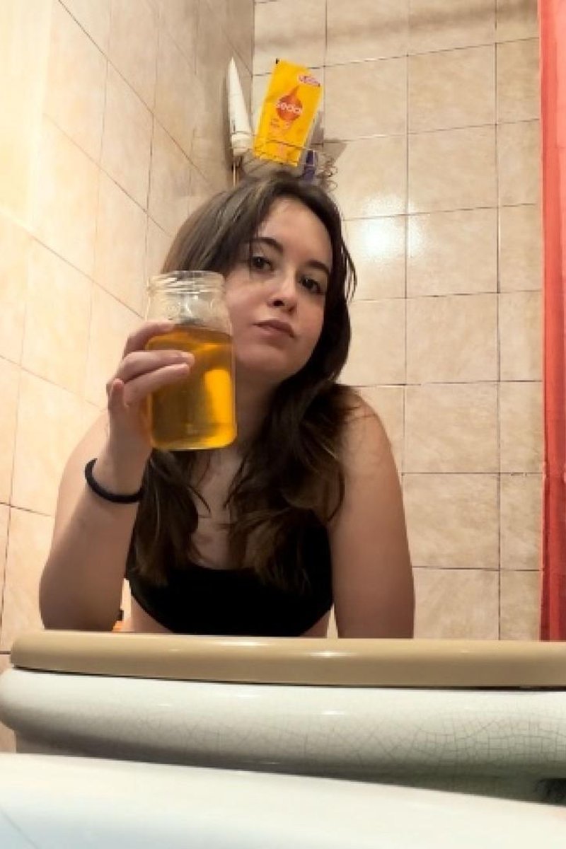 Bundle Pissing - Screenshot 1 of 4 - Golden Shower