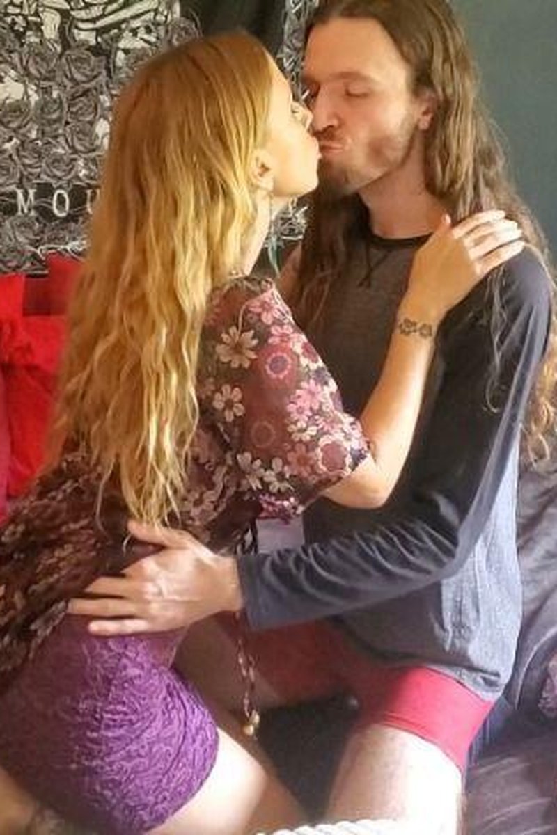 Romantic Makeout - Screenshot 1 of 4 - Couple
