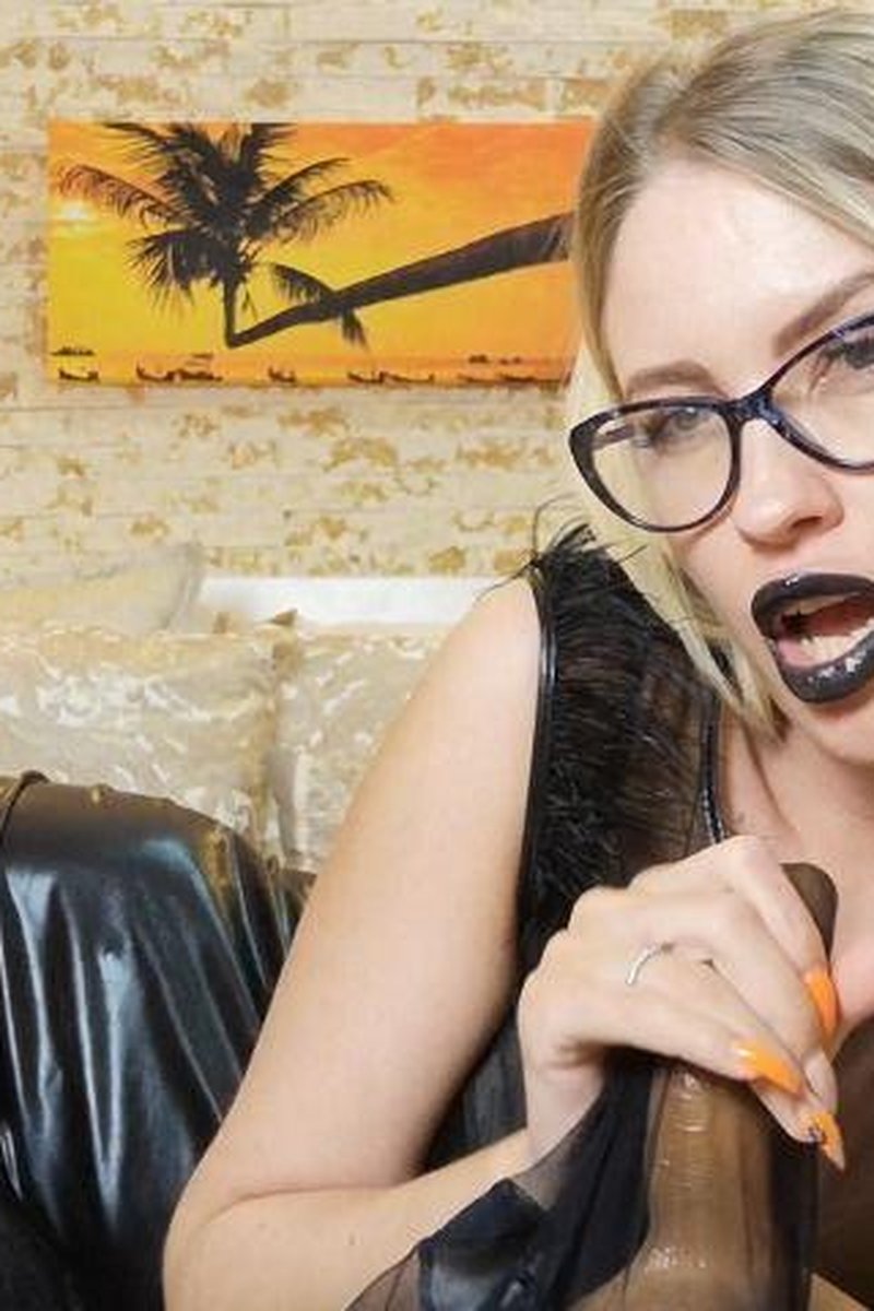 Nylons Addict - Screenshot 1 of 4 - Bitch