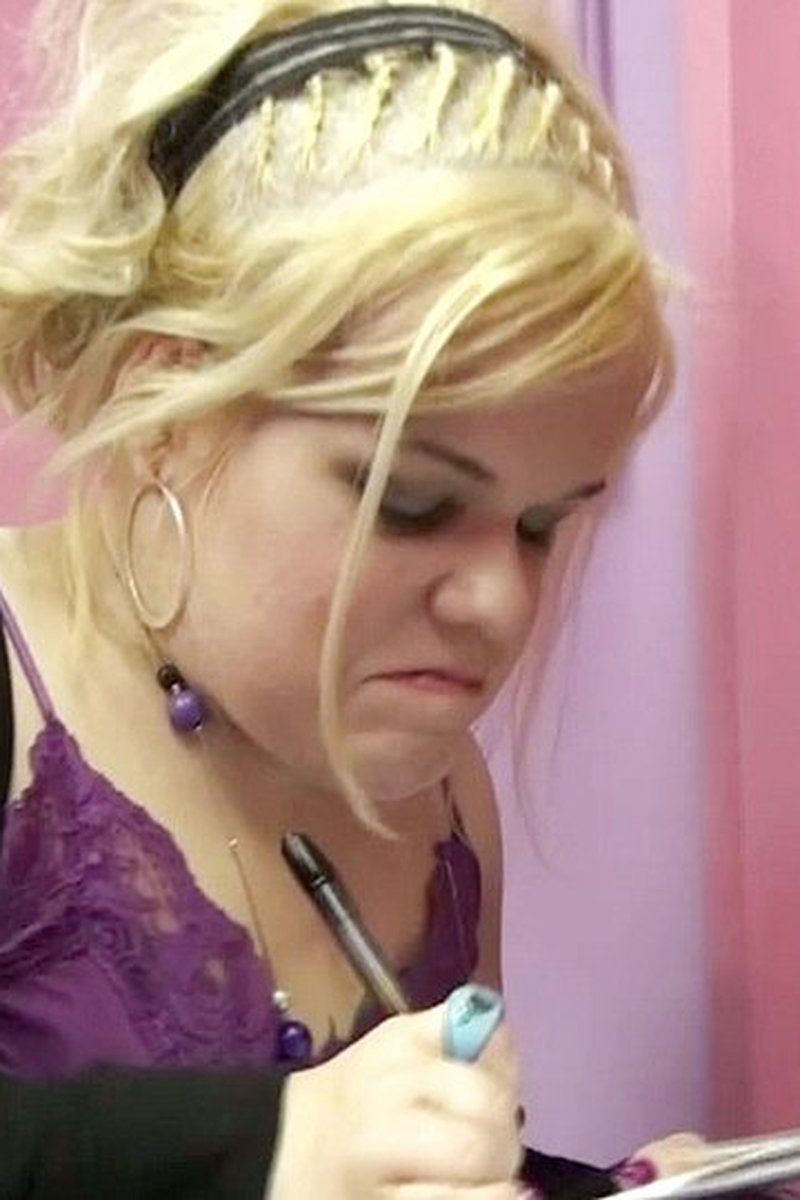 Stella Marie the Little Person Shares Her Thanksgiving with a Hunky Man - Screenshot 1 of 4 - Blond Hair