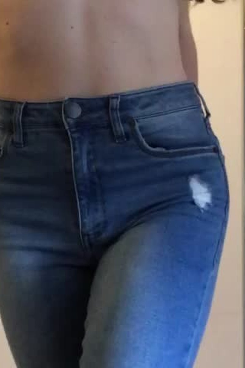 Oiling My Booty - Screenshot 1 of 4 - Anal