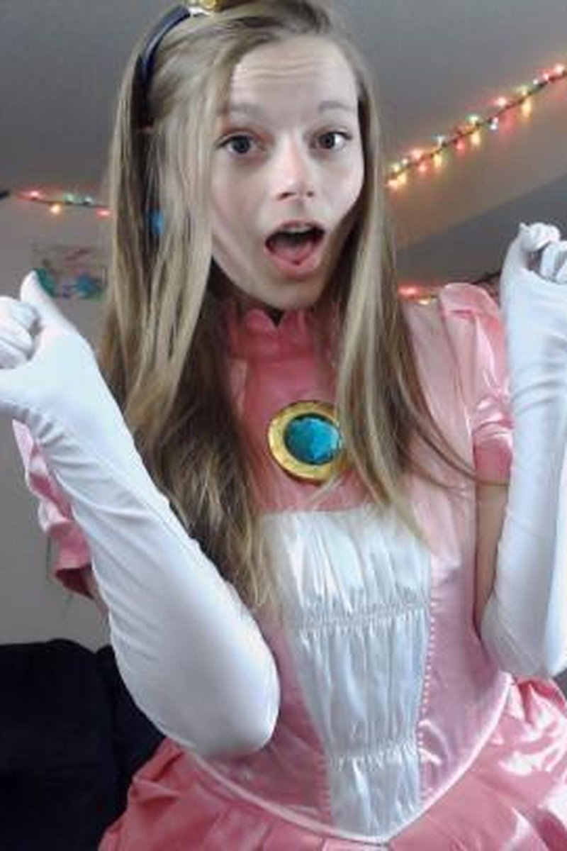 Model Princess Peach - Screenshot 1 of 4 - Cosplay