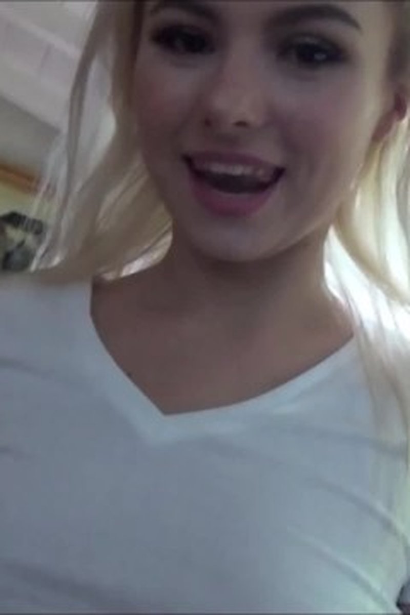 Tiny Step Sis Needs Attention - Screenshot 1 of 4 - Babes