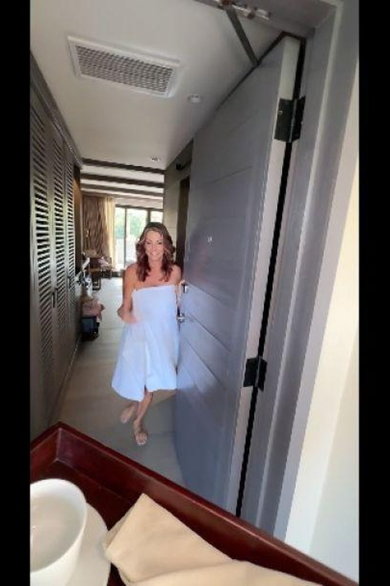 Room Service - Screenshot 1 of 4 - Cowgirl