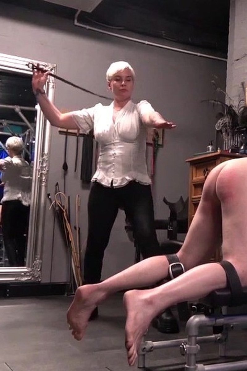 A Hardcore Evening! - Screenshot 1 of 4 - Anal Fisting