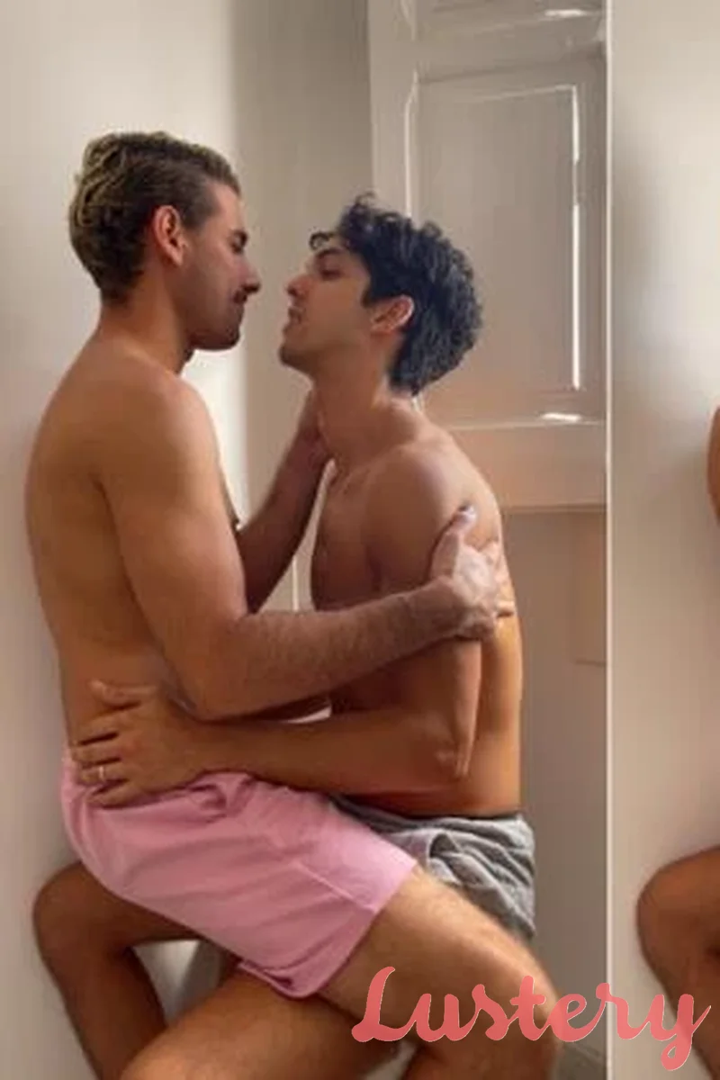 Kissing Session - Screenshot 1 of 4 - Biting