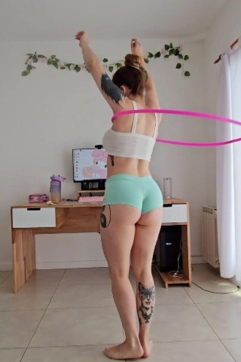 Hula Hooping Dance - Screenshot 1 of 4 - Babes