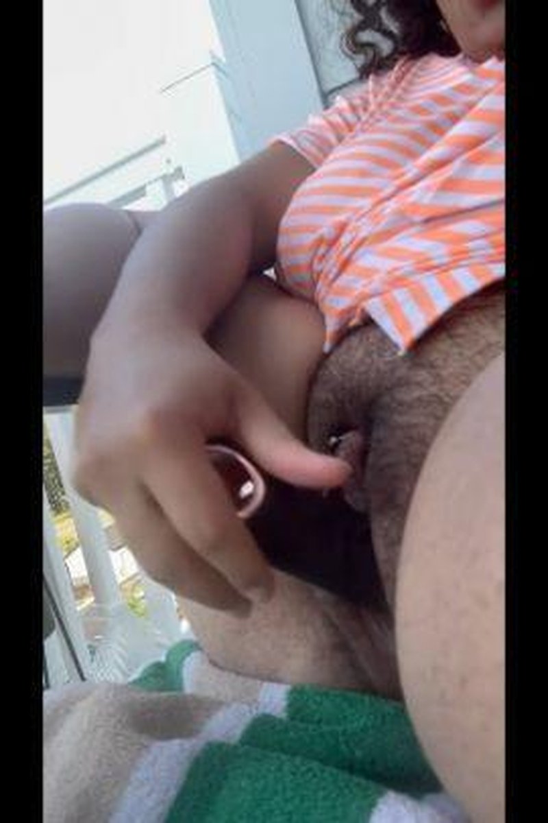 Outside Cumin - Screenshot 1 of 4 - Clit Rubbing