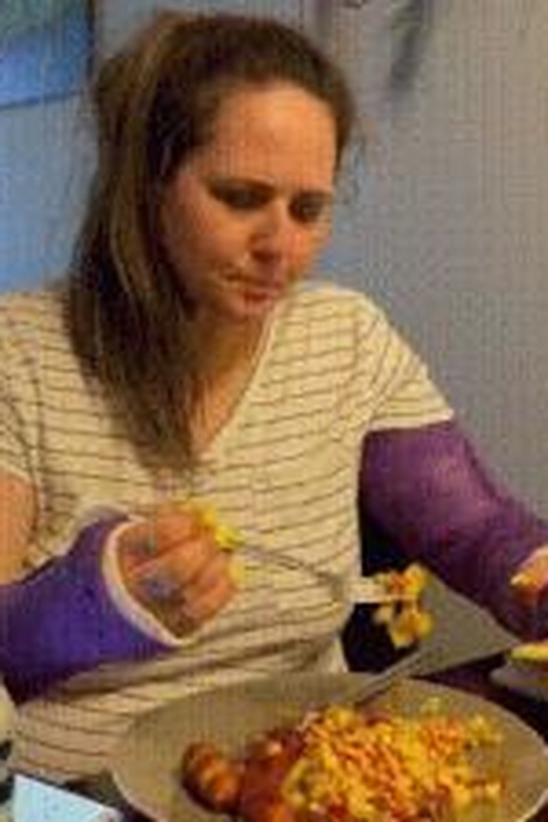 Dannie Gives A Handjob With Arm Casts On - Screenshot 1 of 4 - Amateur